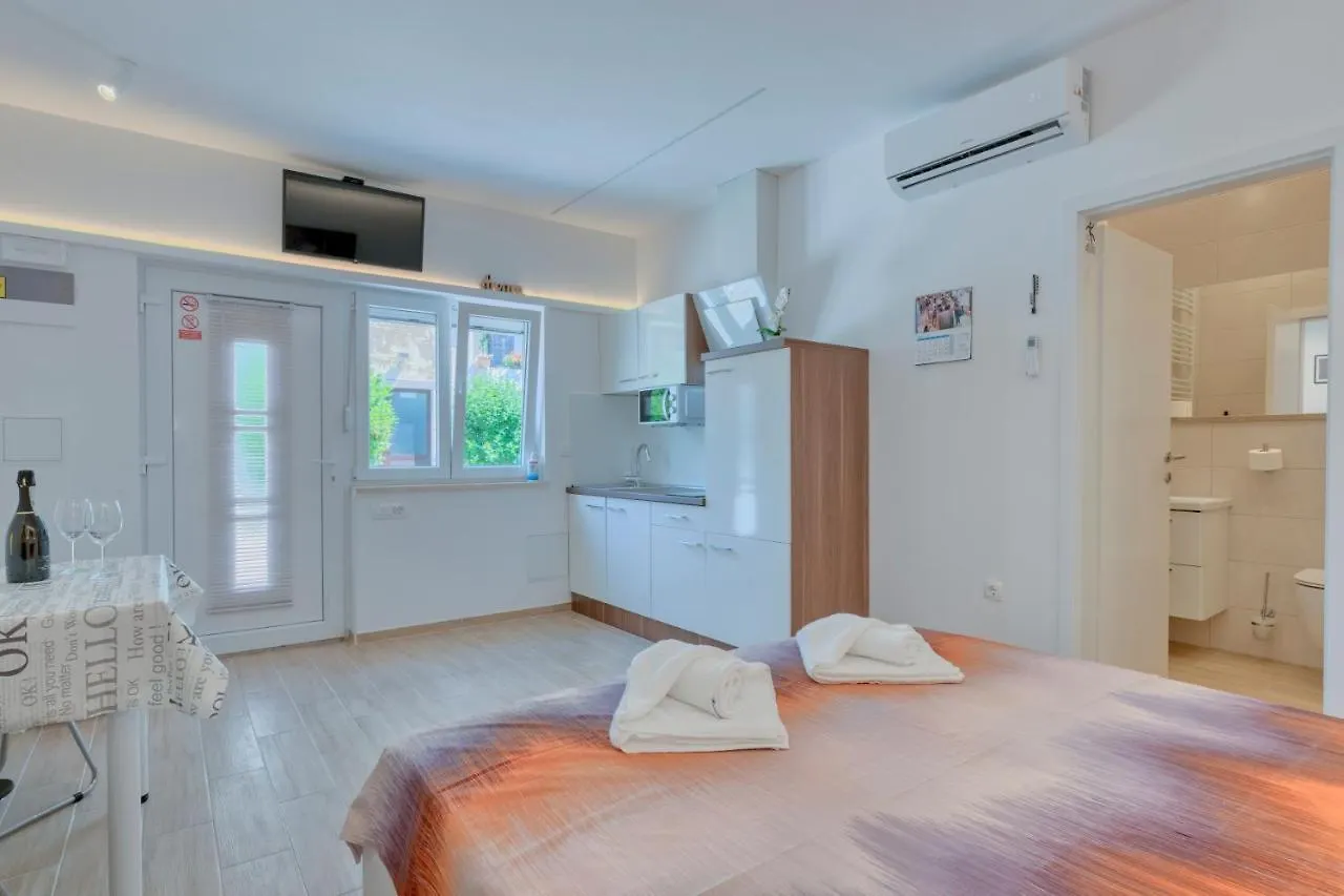 Apartment Light In Πούλα