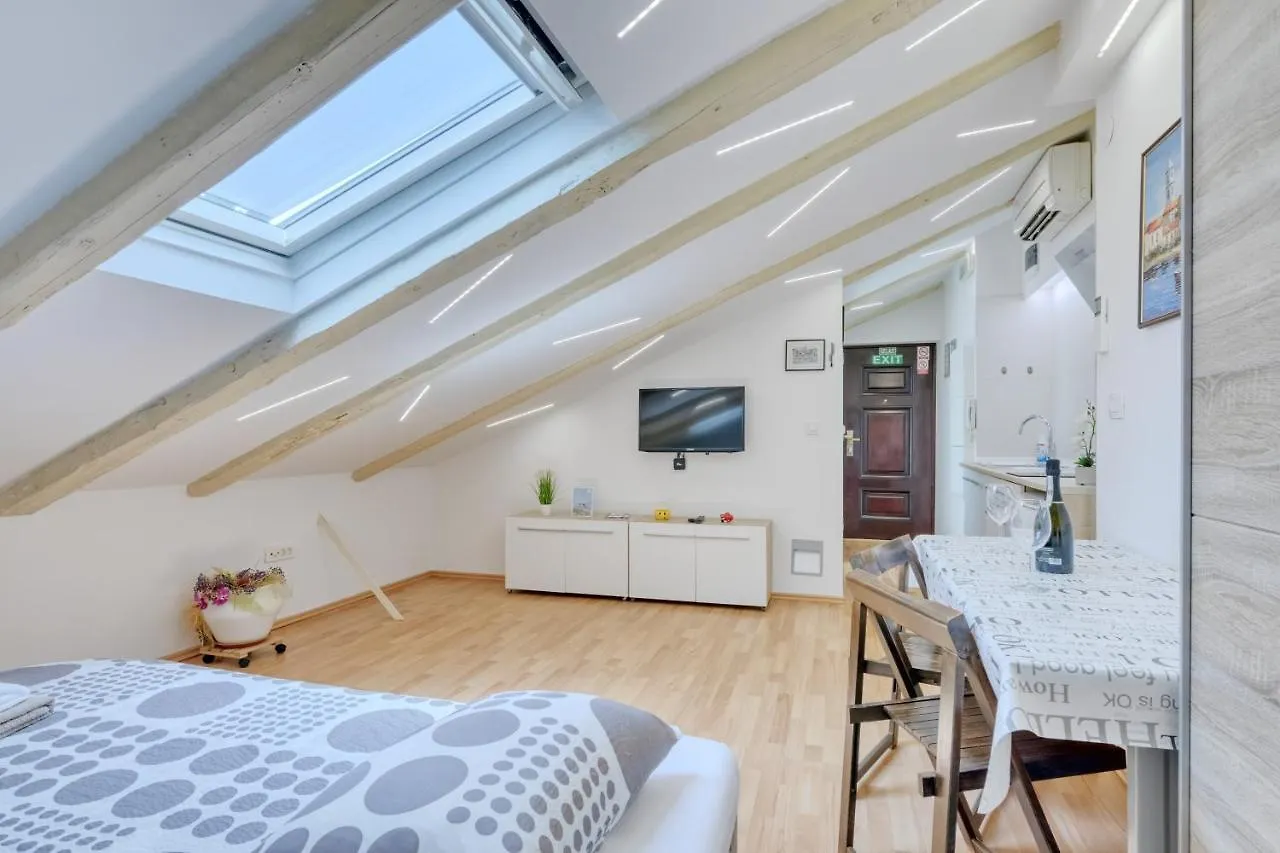 Apartment Light In Πούλα