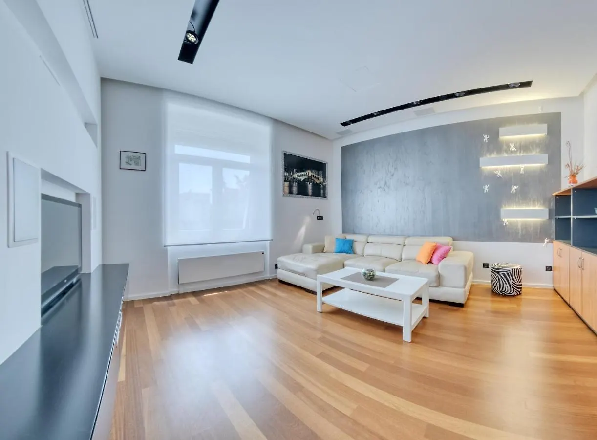 Apartment Light In Πούλα