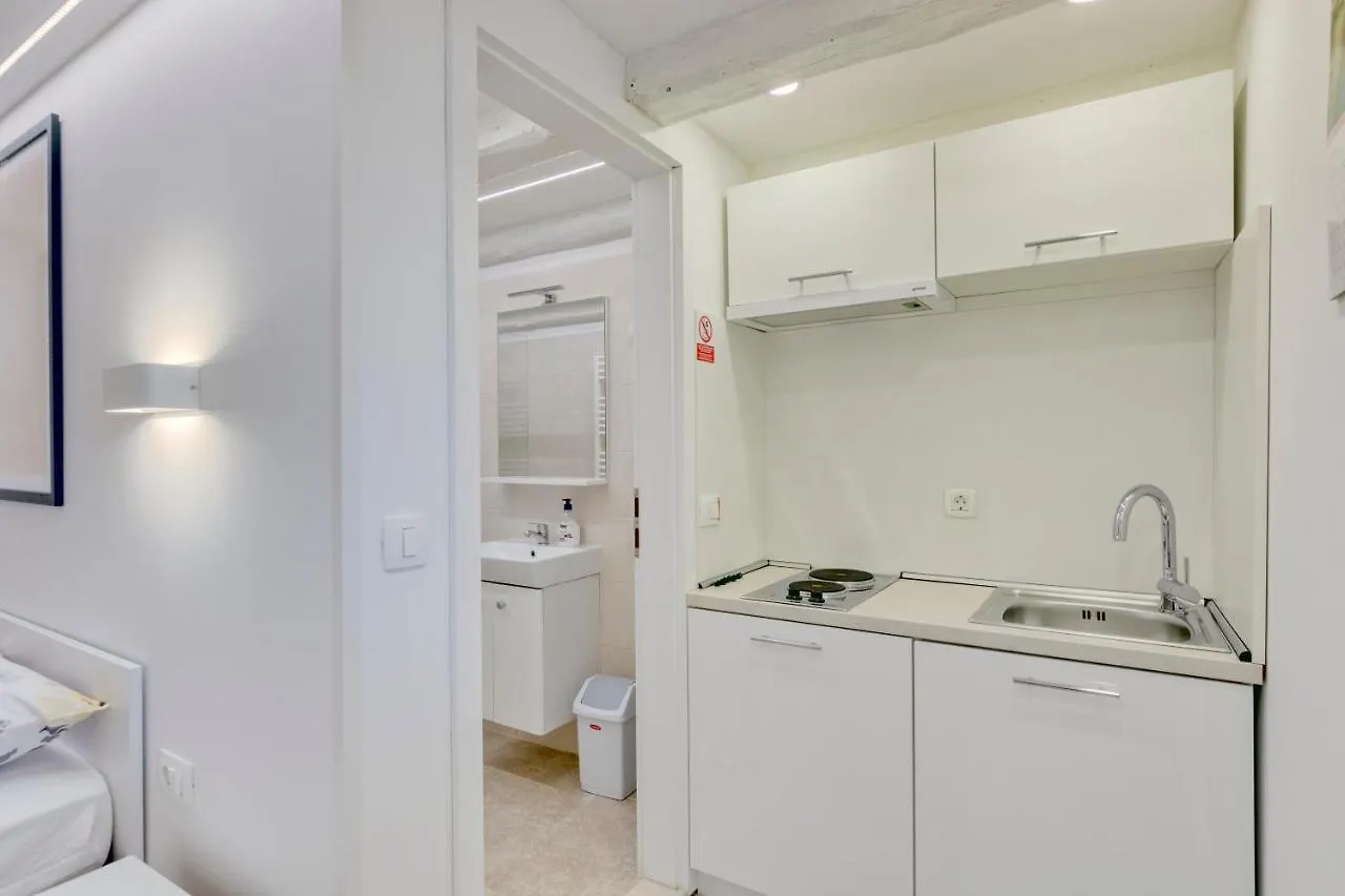 Apartment Light In Πούλα