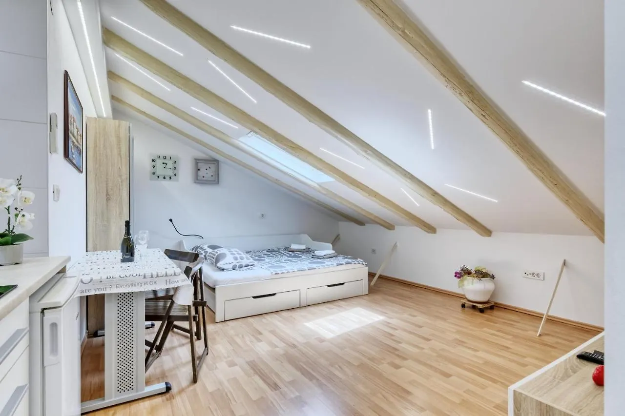 Apartment Light In Πούλα