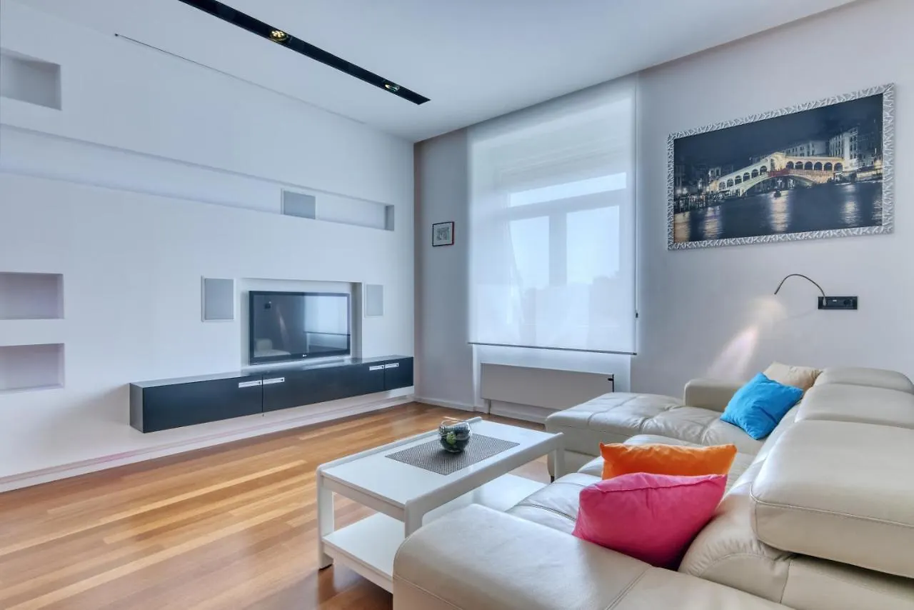 Apartment Light In Πούλα
