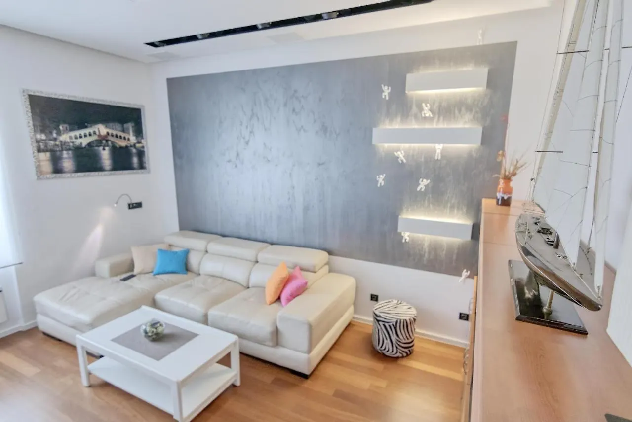 Apartment Light In Πούλα