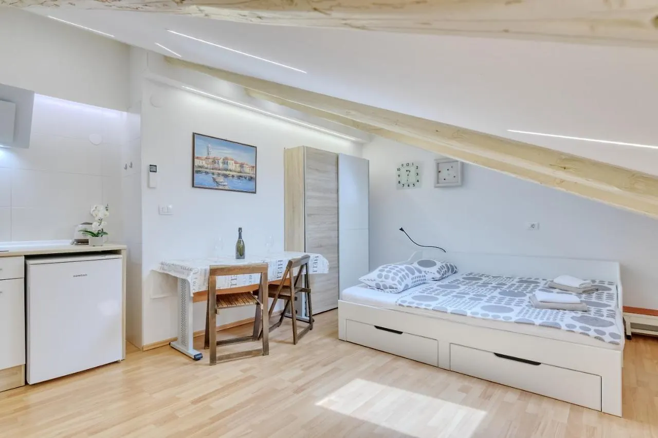 Apartment Light In Πούλα