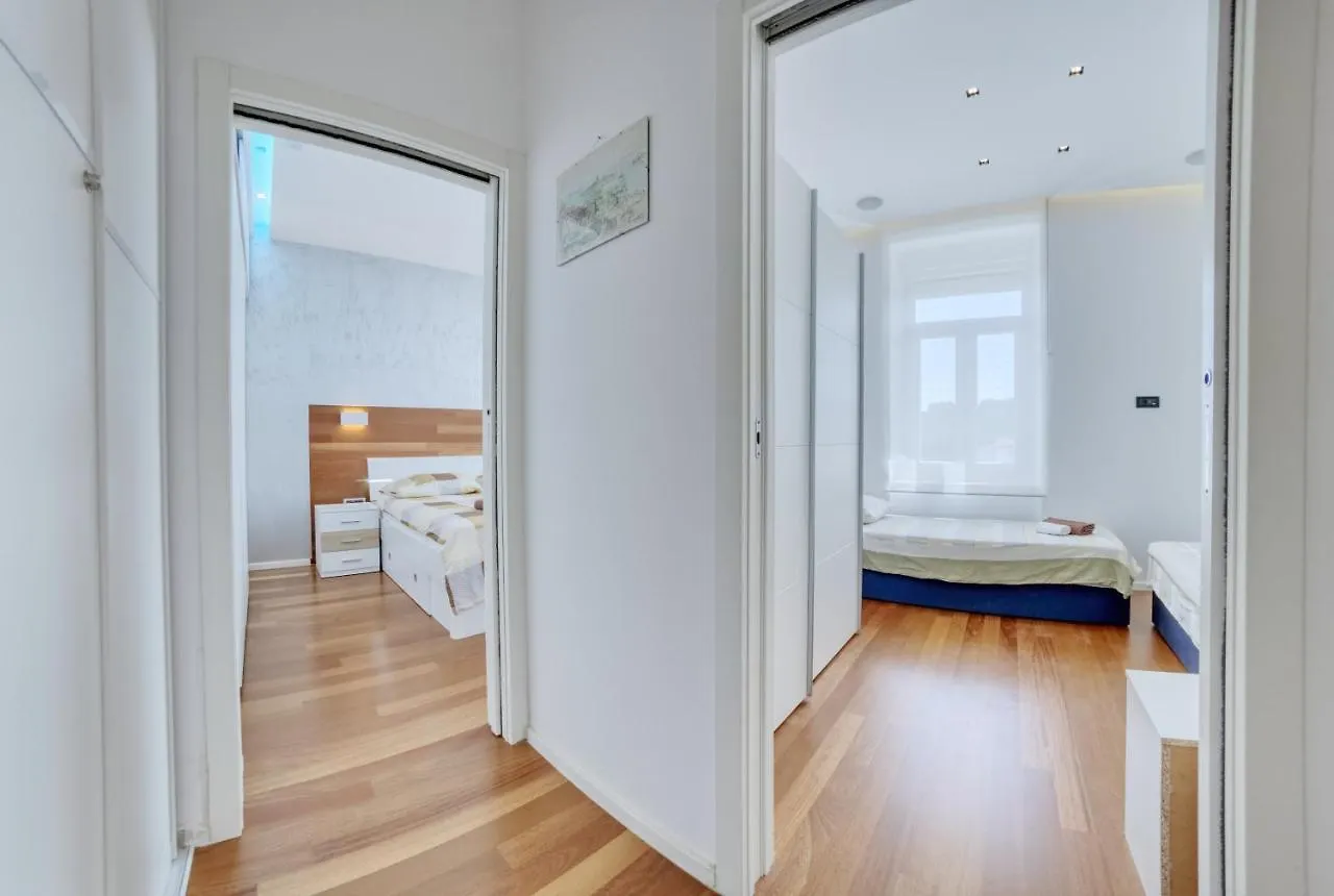 Apartment Light In Πούλα