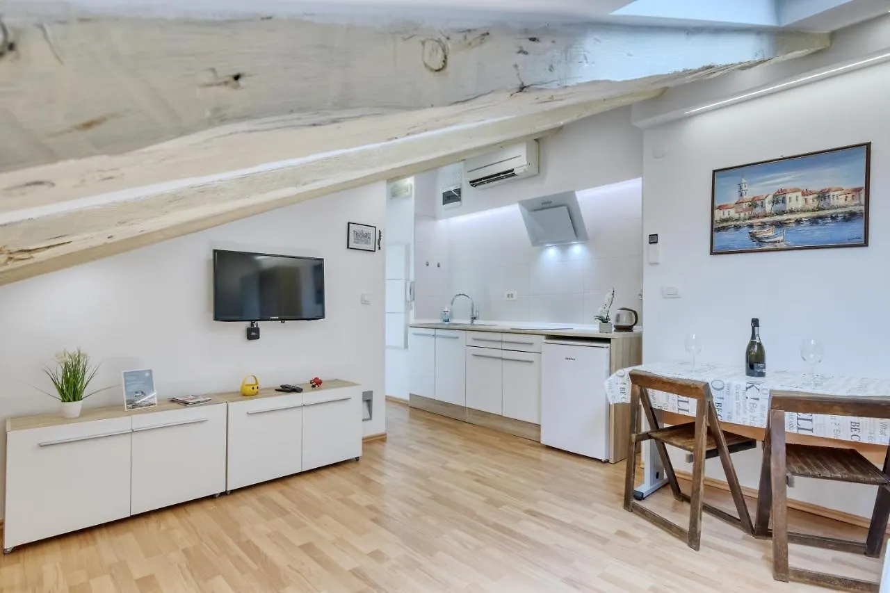 Apartment Light In Πούλα 0*,