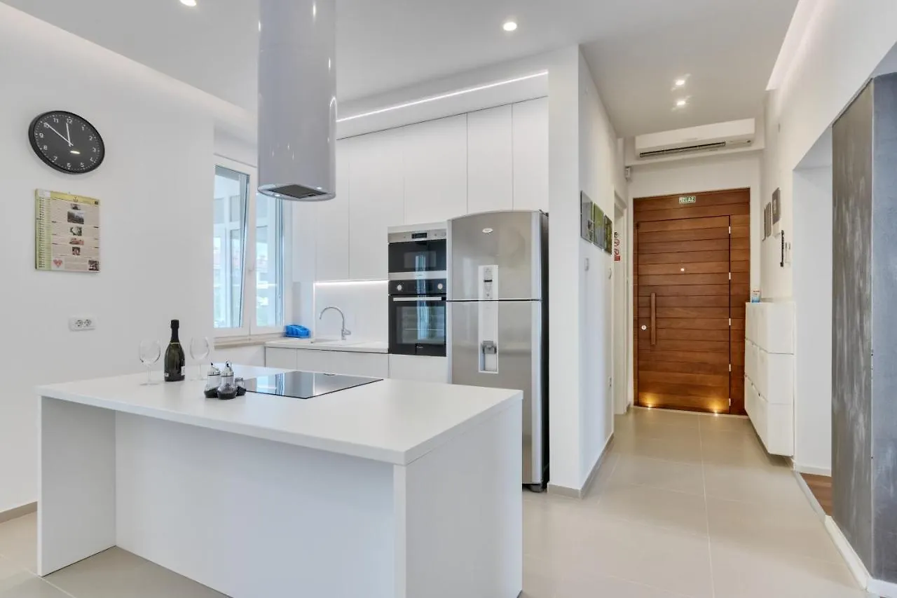 Apartment Light In Πούλα