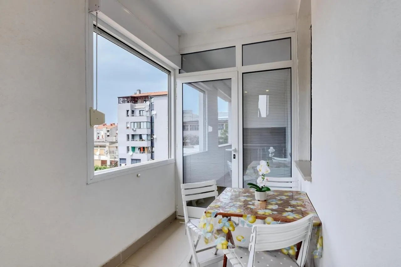 Apartment Light In Πούλα