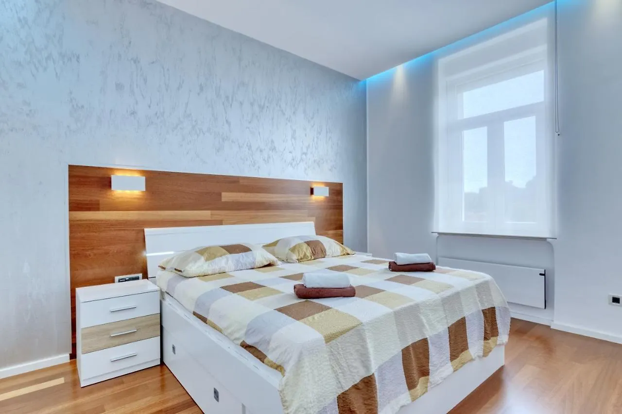 Apartment Light In Πούλα