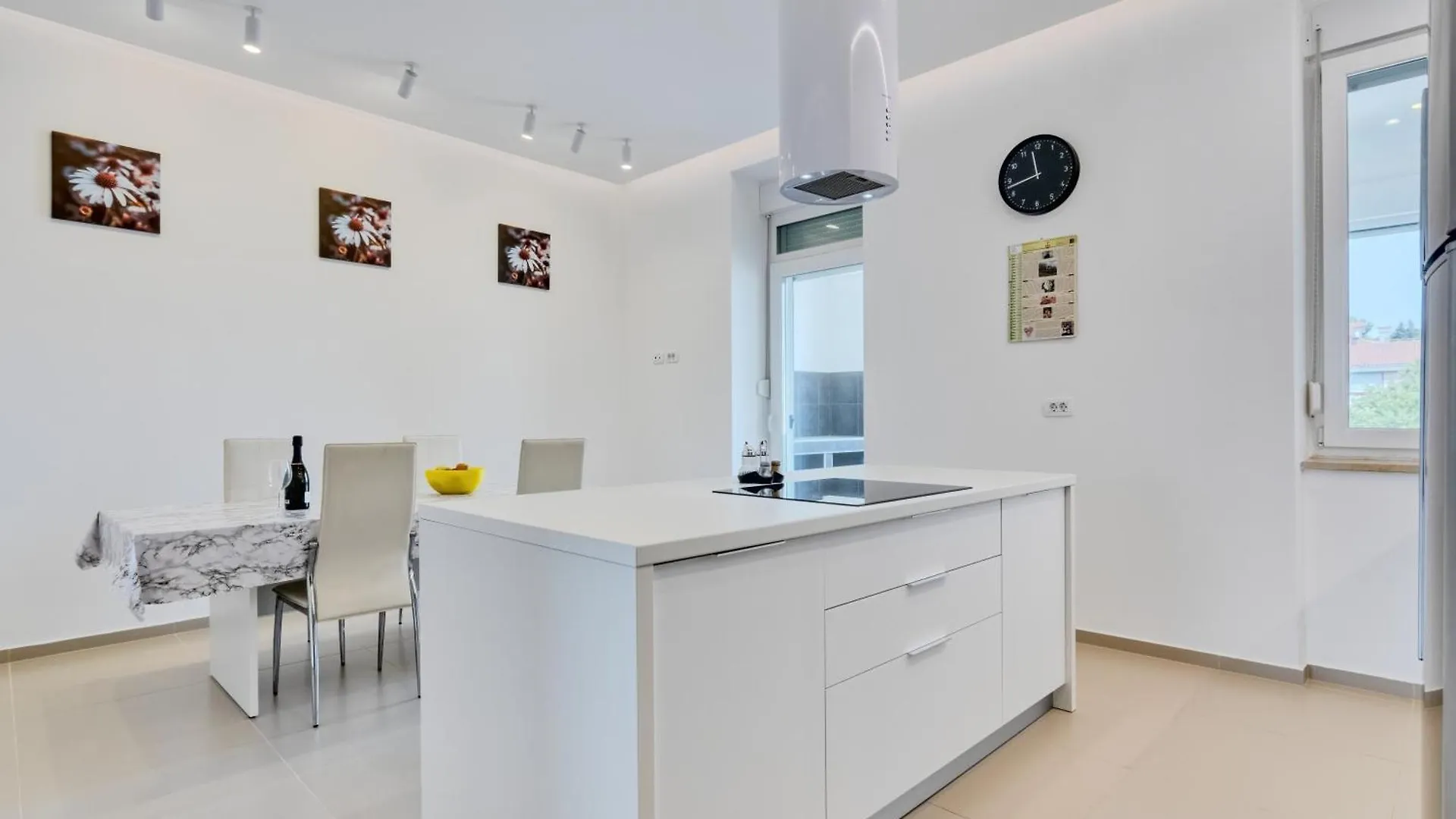 Apartment Light In Πούλα